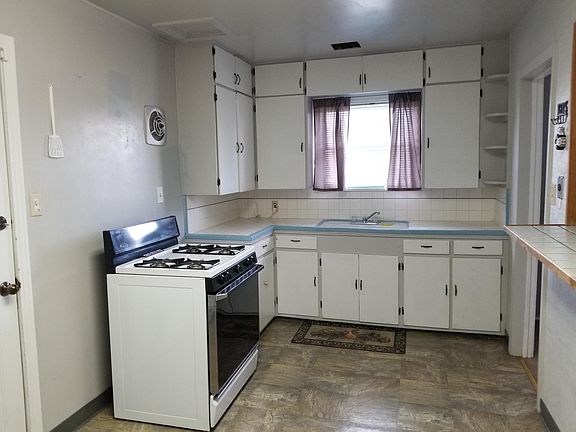 Kitchen. Oven range is included. (Not pictured is the kitchen pantry.)