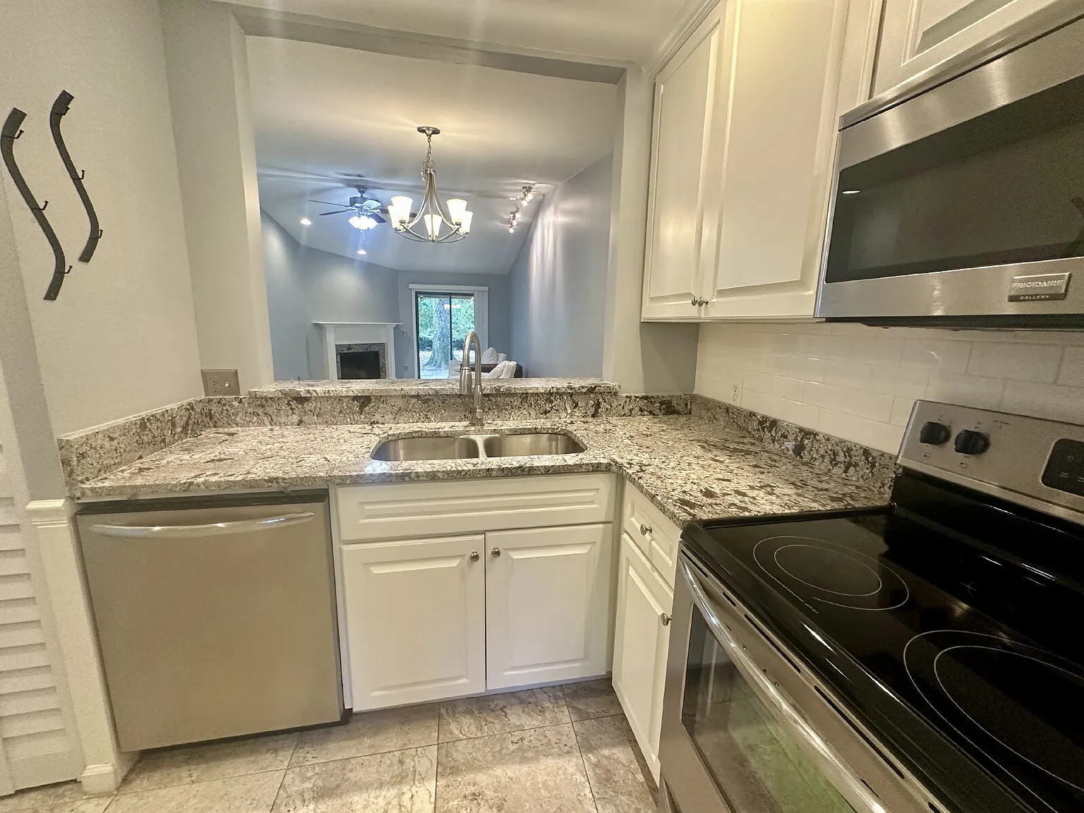 2 bed, 2.0 bath, 1025 sqft, $1,995 — Photo 2