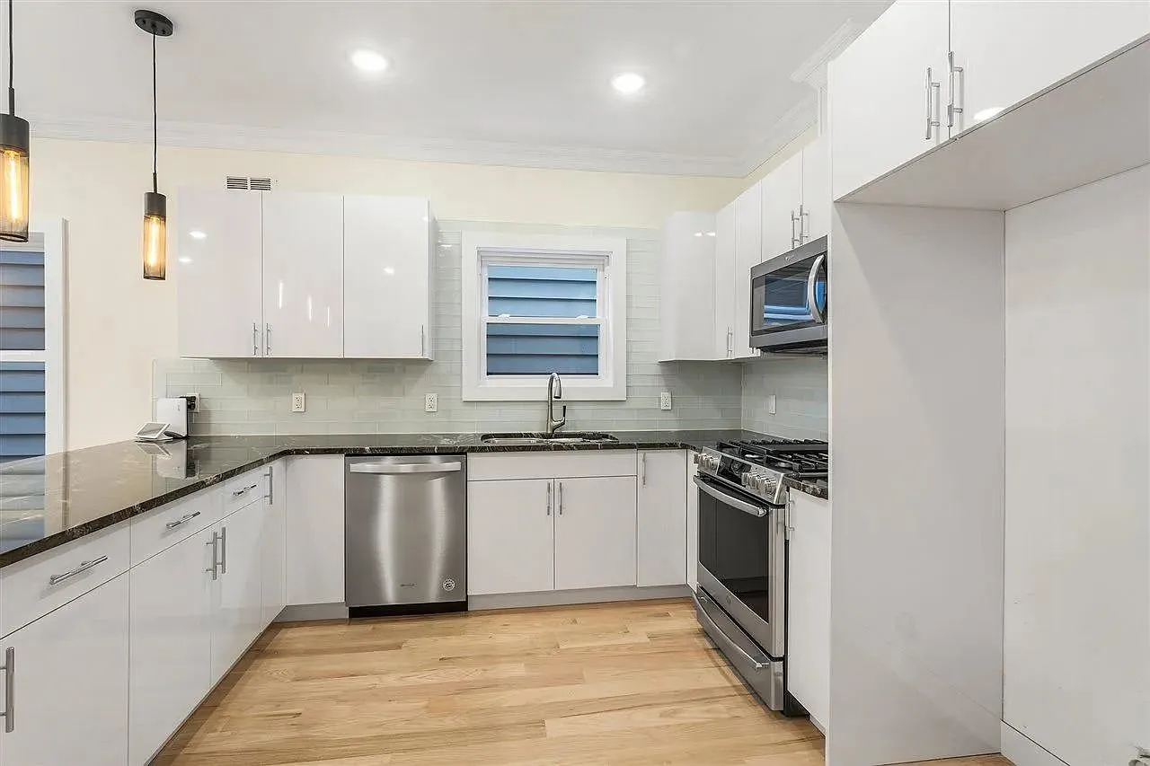 3 bed, 2.0 bath, 1100 sqft, $3,200 — Photo 4