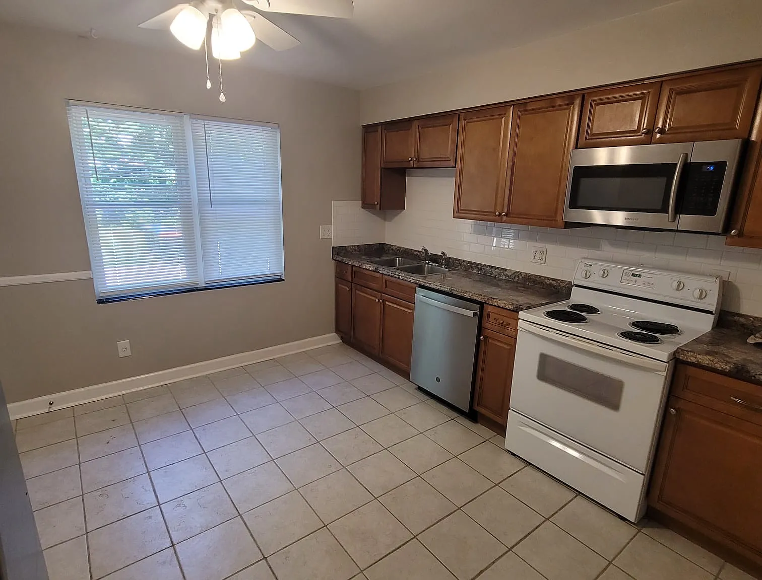2 bed, 800 sqft, $1,050 — Photo 3