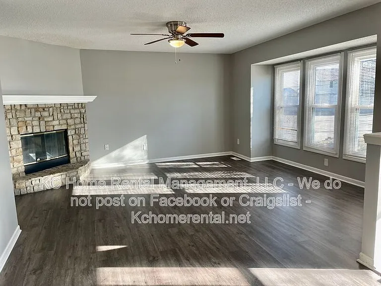 10606 N Oak Trafficway — Photo 3
