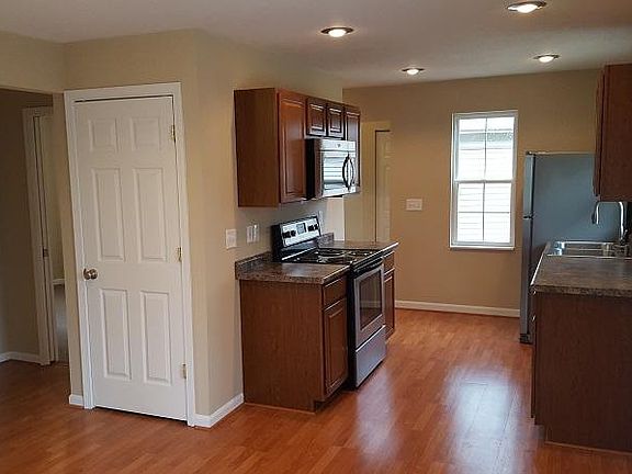 2nd image of 2855 Oak St