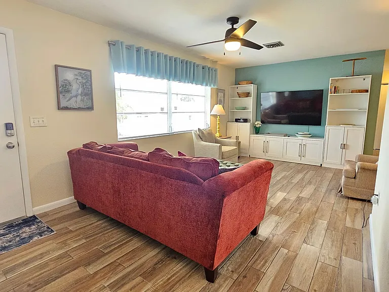 426 Pineview Dr — Photo 3