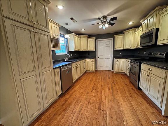 5th image of 305 Harrison Ln