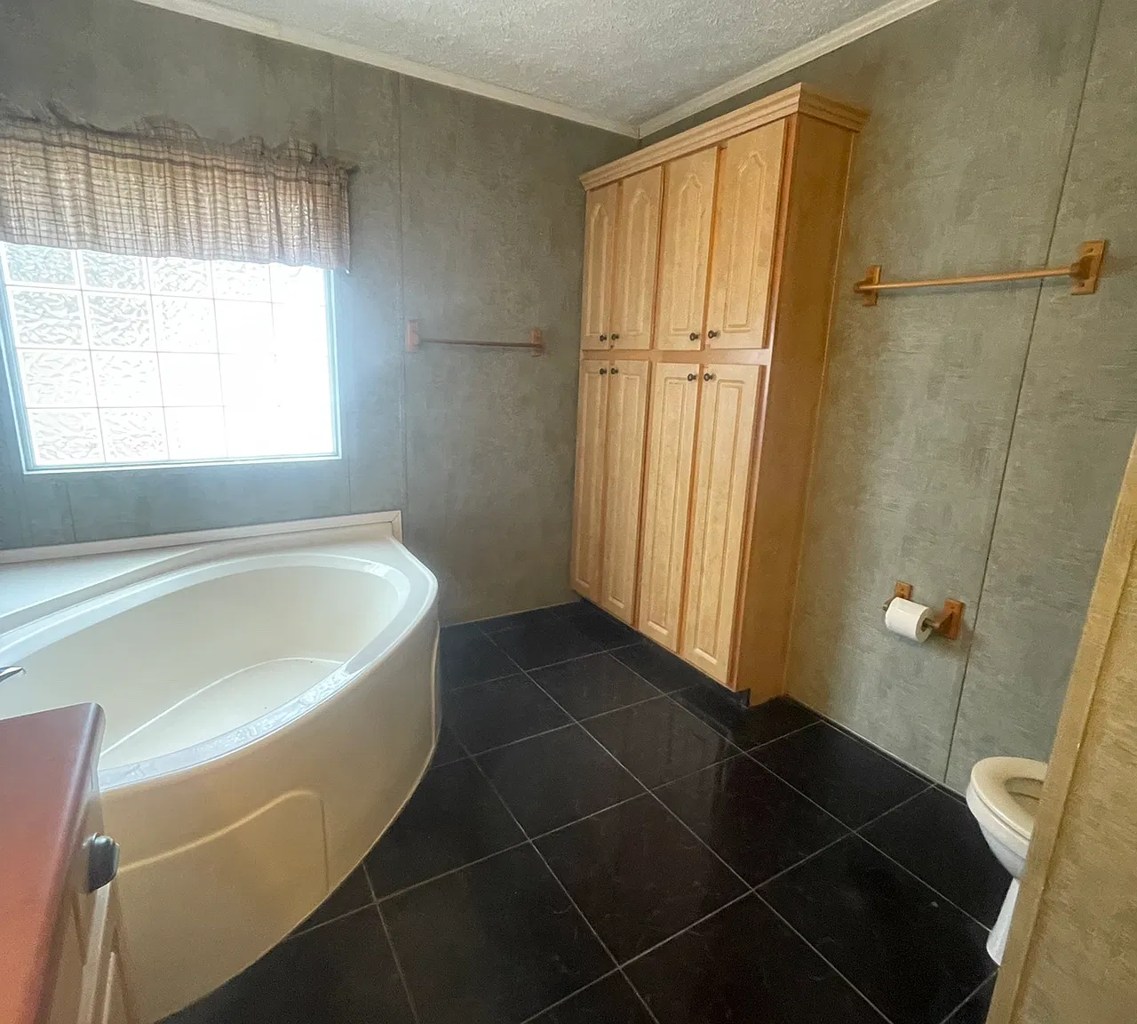 3 bed, 2200 sqft, $2,100 — Photo 1