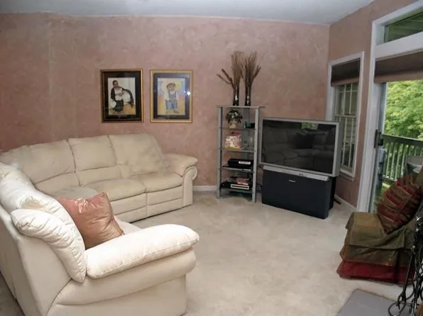 174 Tyson Commons Ln, Braintree, MA 02184