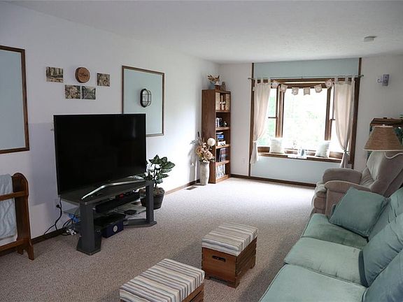 5th image of 487 Valley Crest Dr