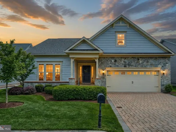 221 Savannah Dr, Gettysburg, PA 17325