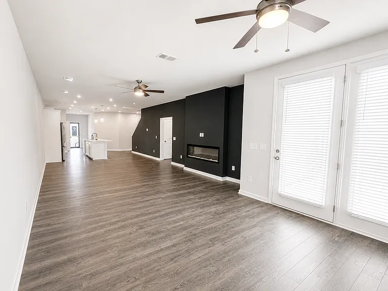 717 Isleworth Ln — Photo 7