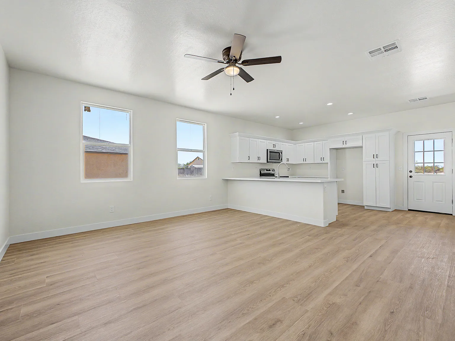 3 bed, 1400 sqft, $1,650 — Photo 2