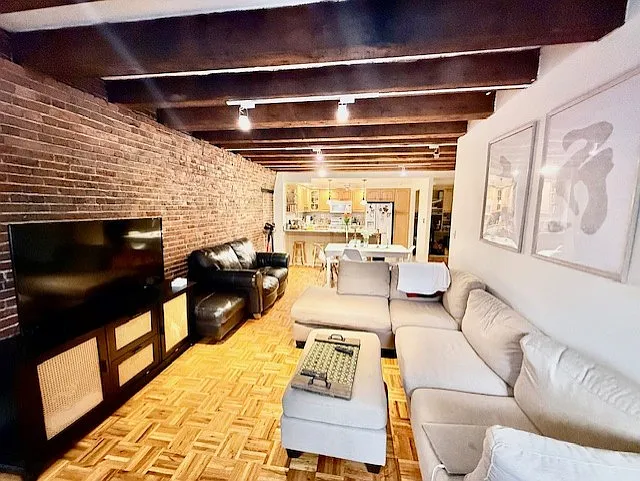 3 bed, 1.5 bath, 1155 sqft, $5,000 — Photo 2