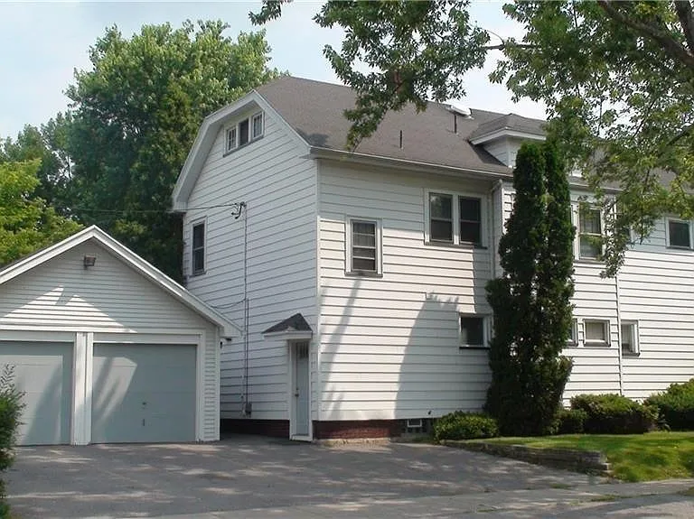 1067 N Winton Rd — Photo 2