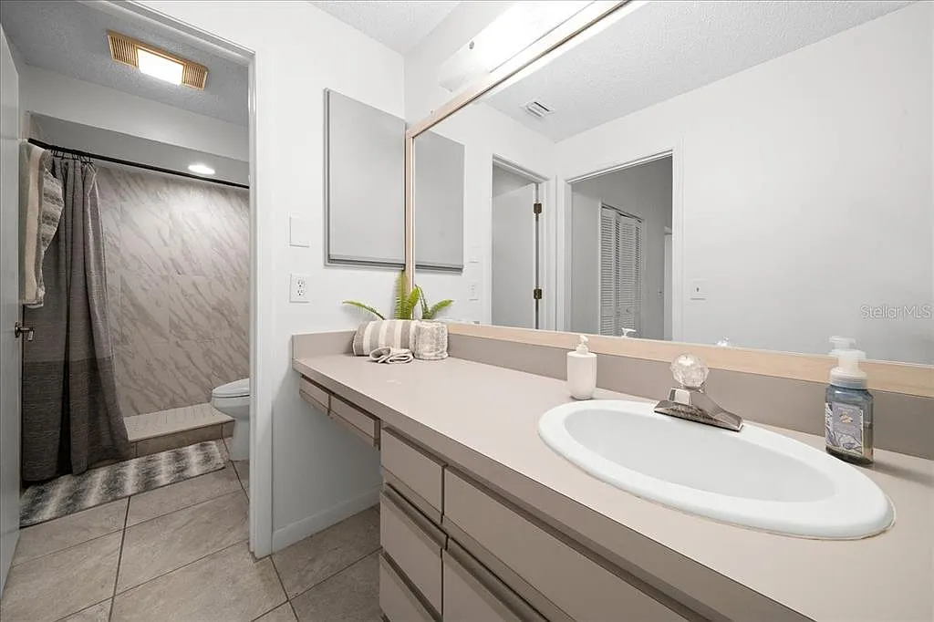 3 bed, 2.0 bath, 1621 sqft, $3,000 — Photo 4