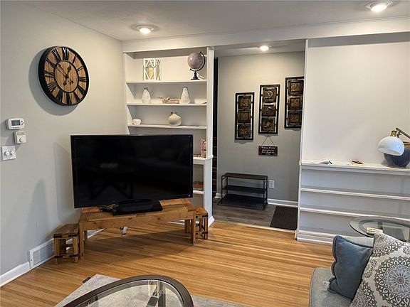 5th image of 68 Stanford Rd W