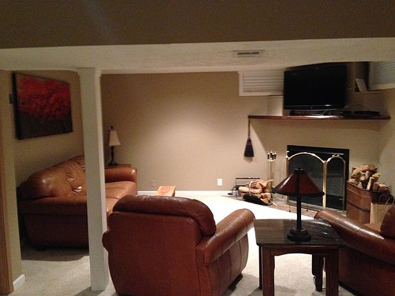 Basement livingroom w/firepl