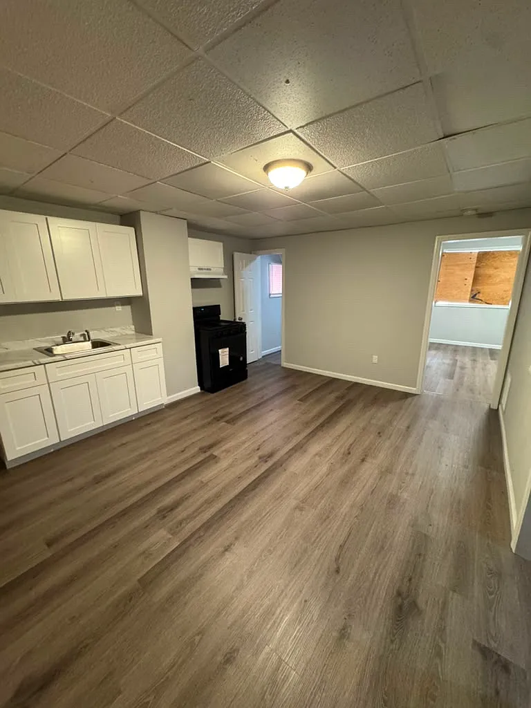 3 bed, $2,372 — Photo 2