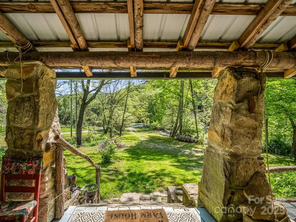 51 Moffitt Rd, Horse Shoe, NC 28742