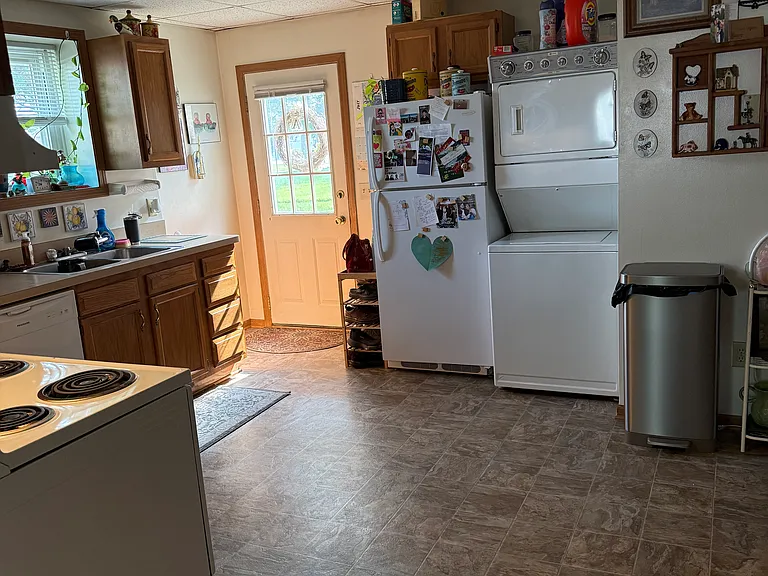 Kitchen with stacked washer/dryer