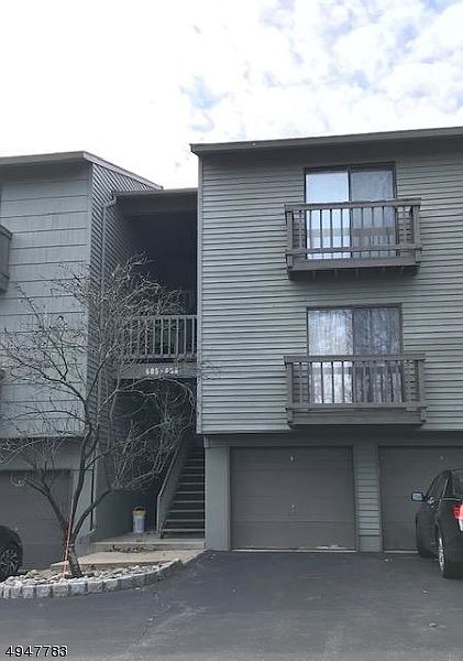 1st image of 607 SPRUCE HILLS DR