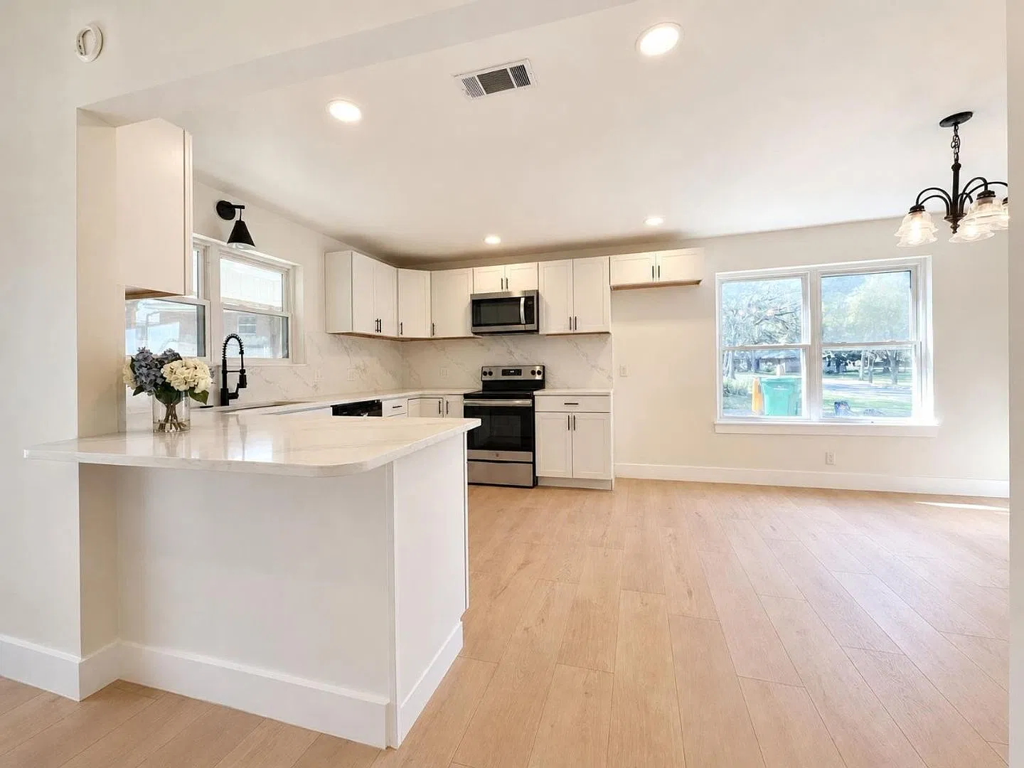 Beautifully Renovated 3 Bedroom/2 Bathroom Home in North Belton! — Photo 2