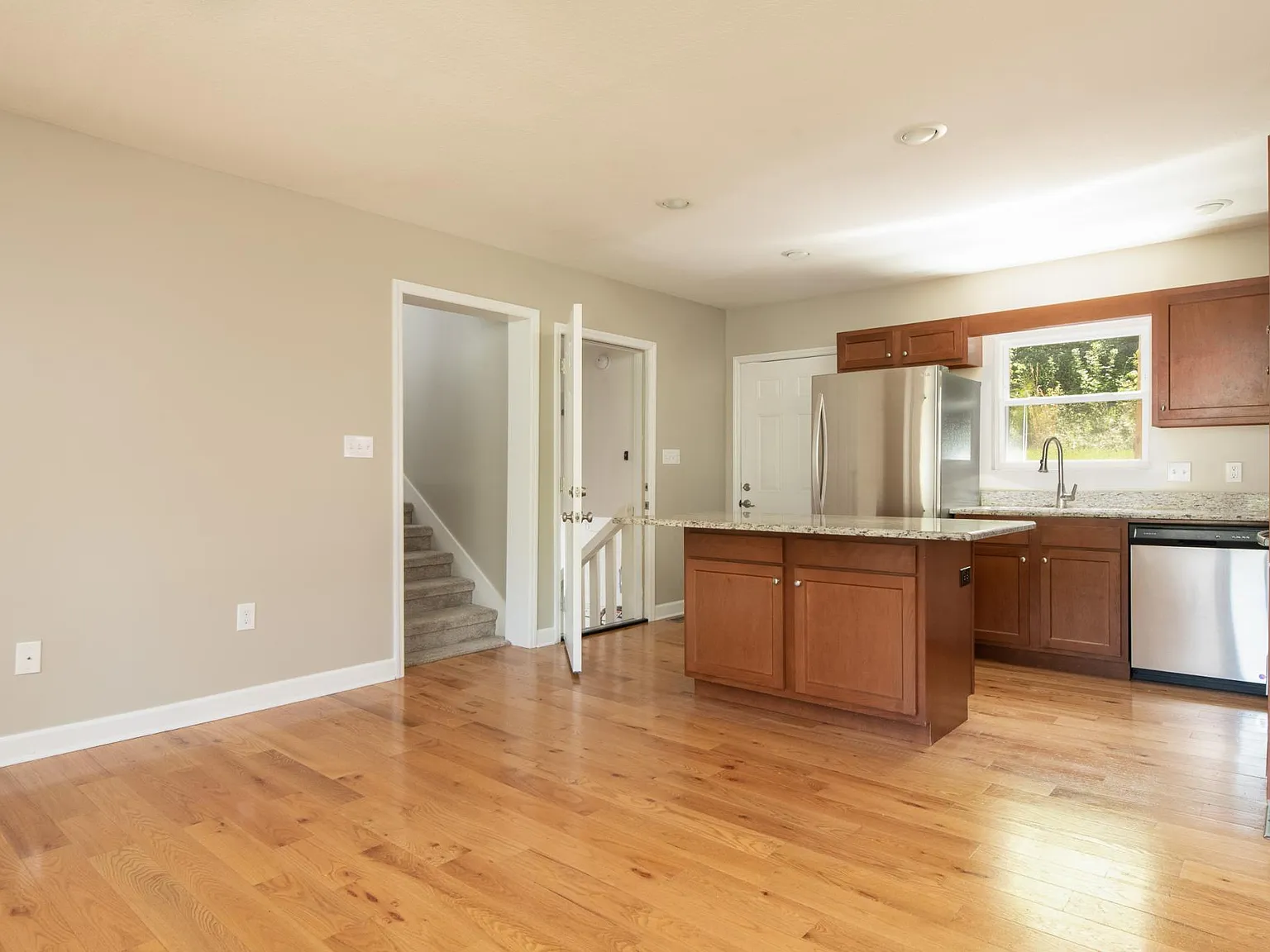 3 bed, 1260 sqft, $2,100 — Photo 3