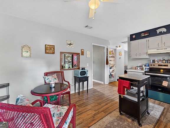 4th image of 137 Timber Ln