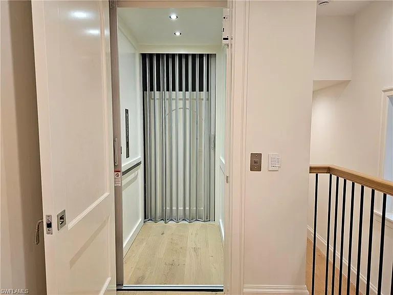 637 Palm Cir W — Photo 38