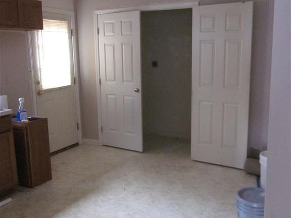 3rd image of 101 Acorn Dr