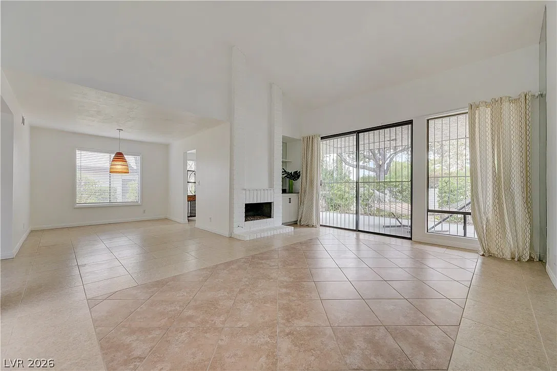 3 bed, 2.0 bath, 1719 sqft, $2,100 — Photo 4