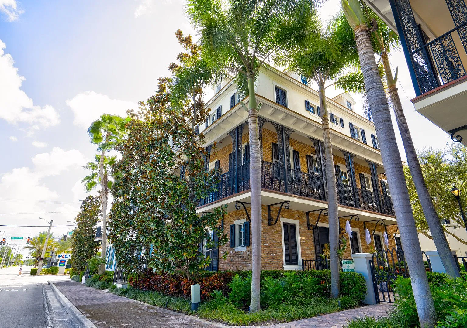 Luxury 3 bedroom 3.5 bath Corner Townhouse in Pineapple Grove Three blocks to Atlantic Avenue — Photo 1