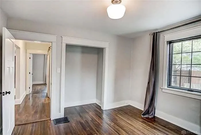 327 W Davis St — Photo 29