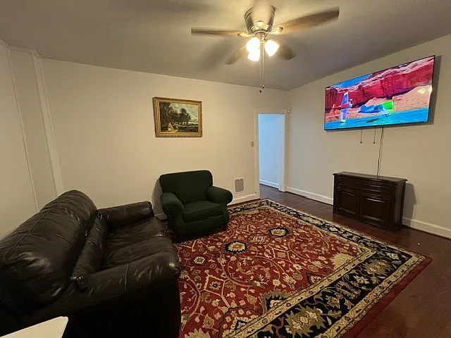 823 Mulberry Ave — Photo 1