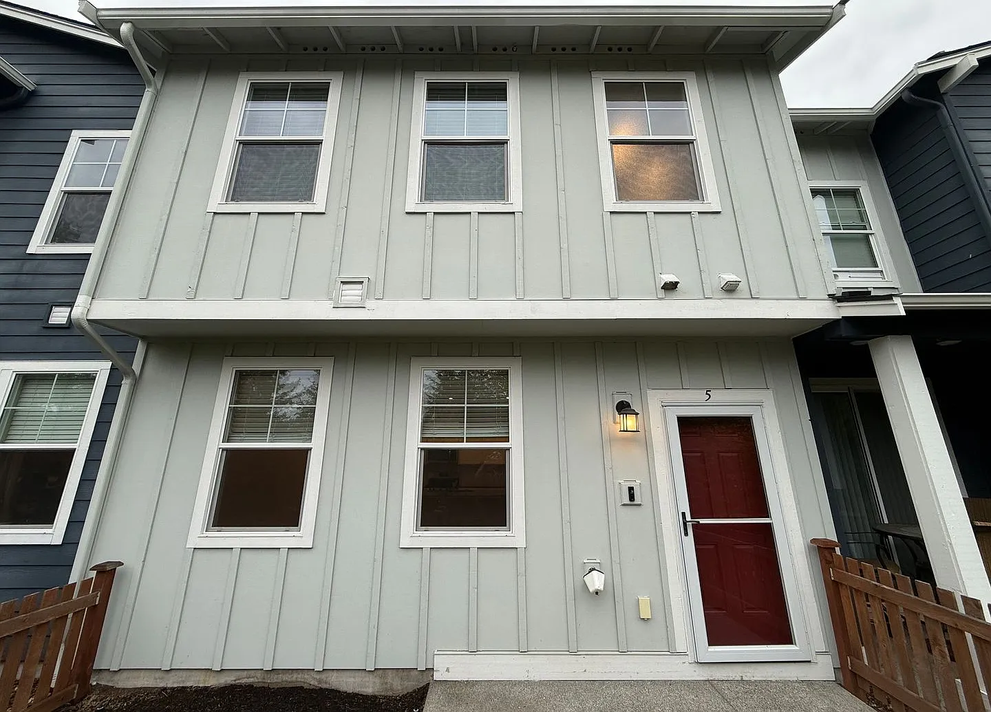 Modern 3-Bedroom Townhome in Tehaleh 2-Car Garage & Private Yard — Photo 1
