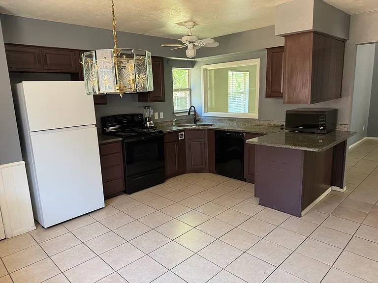 741 Salsbury Cir — Photo 5