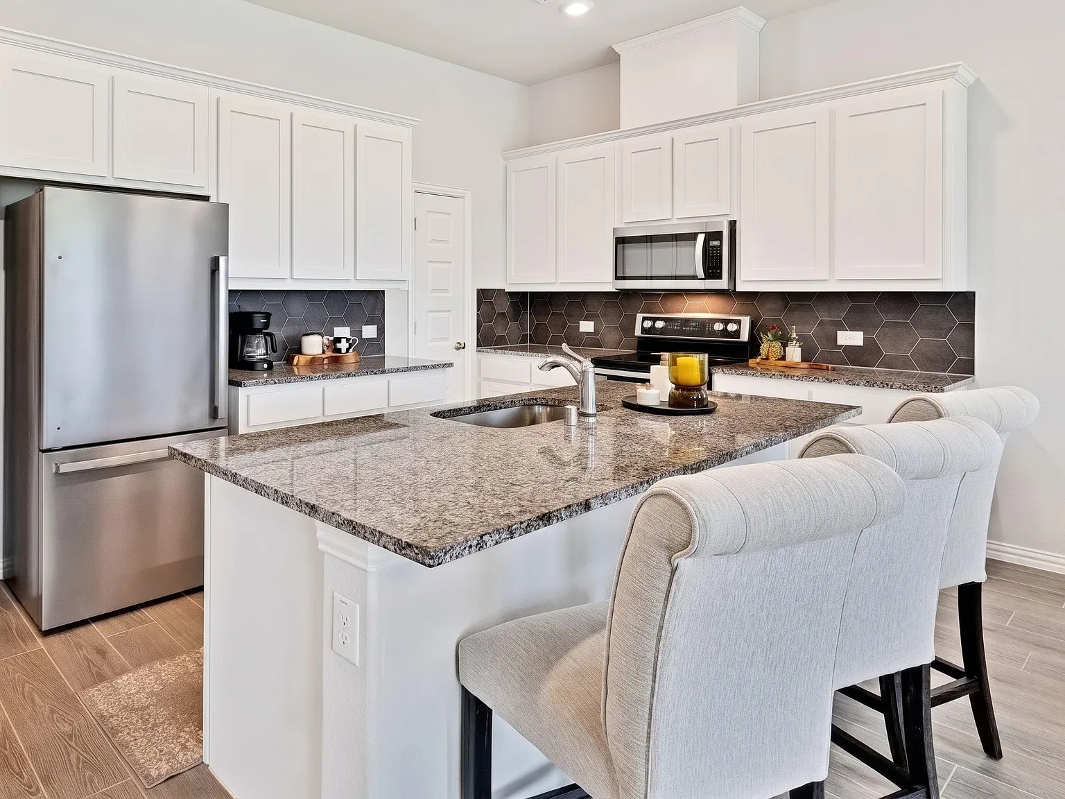 2 bed, 2.0 bath, 2449 sqft, $1,027 — Photo 2