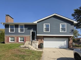 140 S Whispering Hills Dr, Naperville, IL 60540