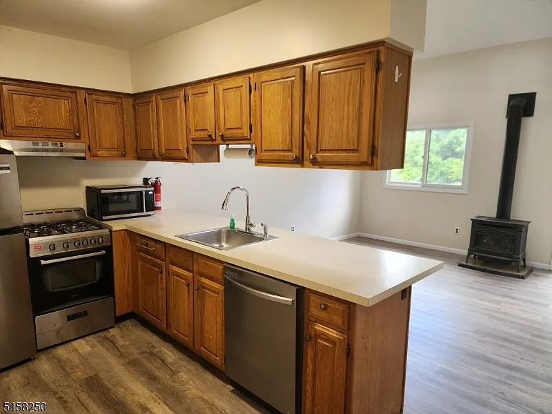2 bed, 1.0 bath, 916 sqft, $2,000 — Photo 2