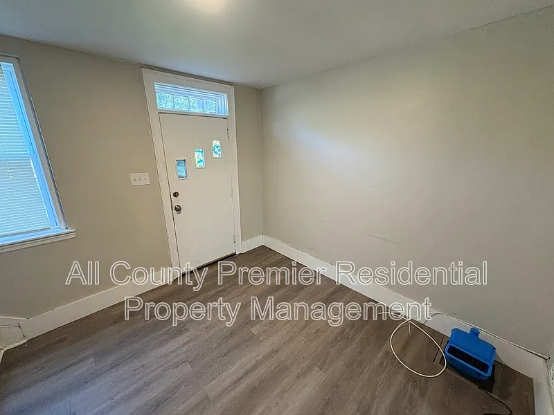 2 bed, 1.0 bath, $1,500 — Photo 2