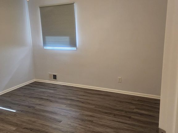 5th image of 1596 Grandview Ave E