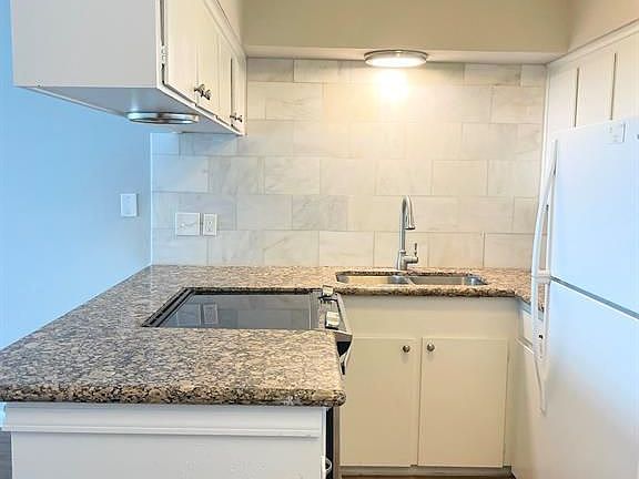 2nd image of 1016 E 7th St #4