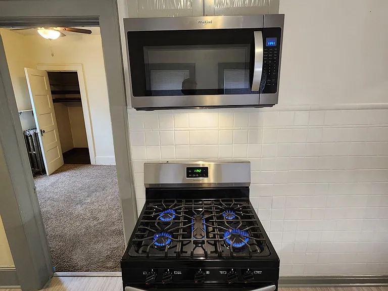 Kitchen gas range & microwave