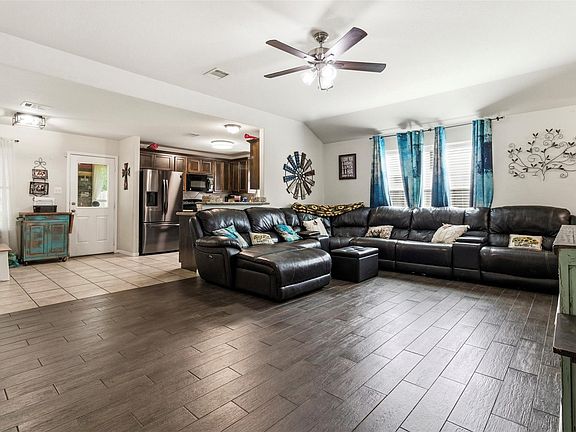 3rd image of 516 Lovers Ln