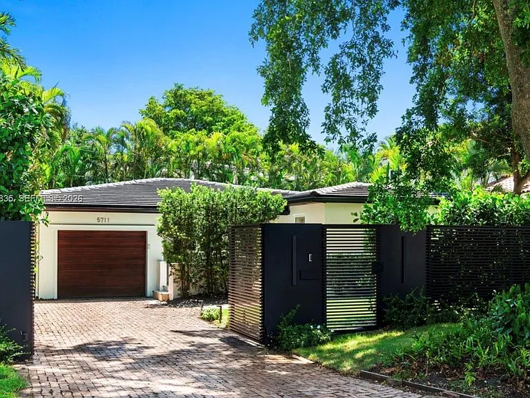 5711 Michelangelo St — Photo 2