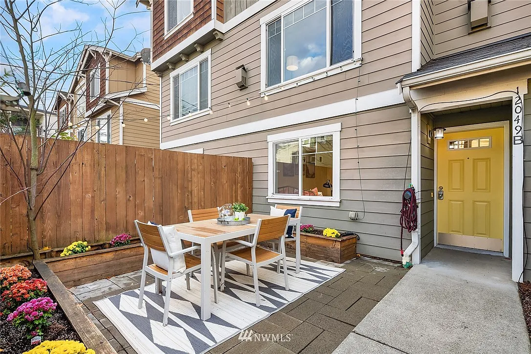 12049 33rd Avenue NE #B photo 1