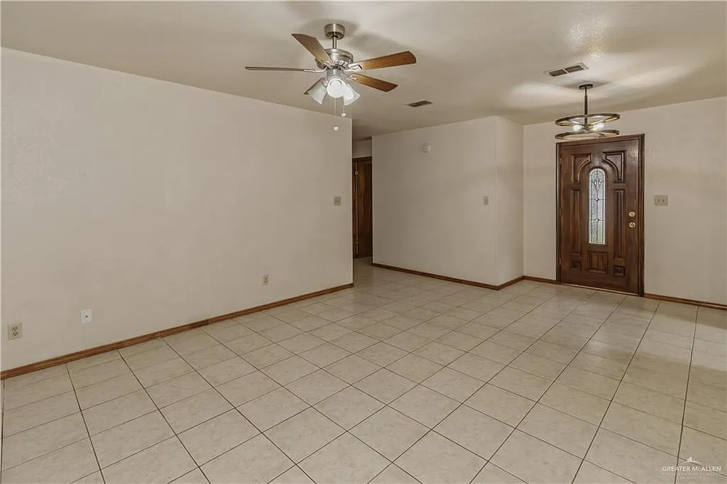 3 bed, 2.0 bath, 1188 sqft, $1,300 — Photo 4