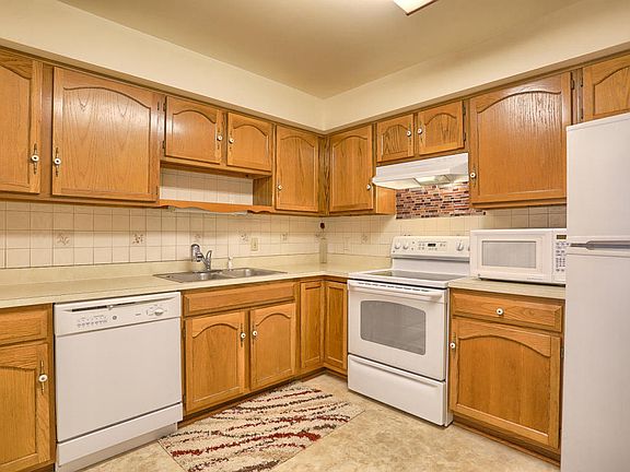 4th image of 141 Oak Knoll Cir