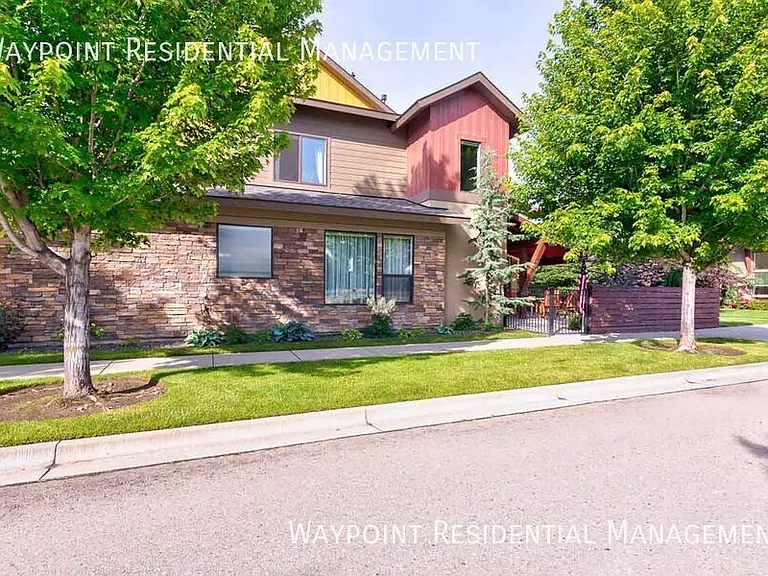 1415 E Lone Creek Dr — Photo 2