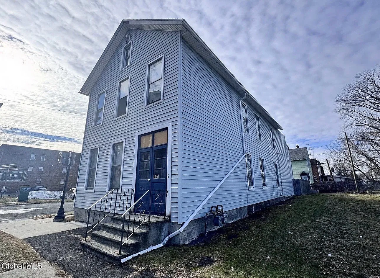 3 bed, $1,600 — Photo 1