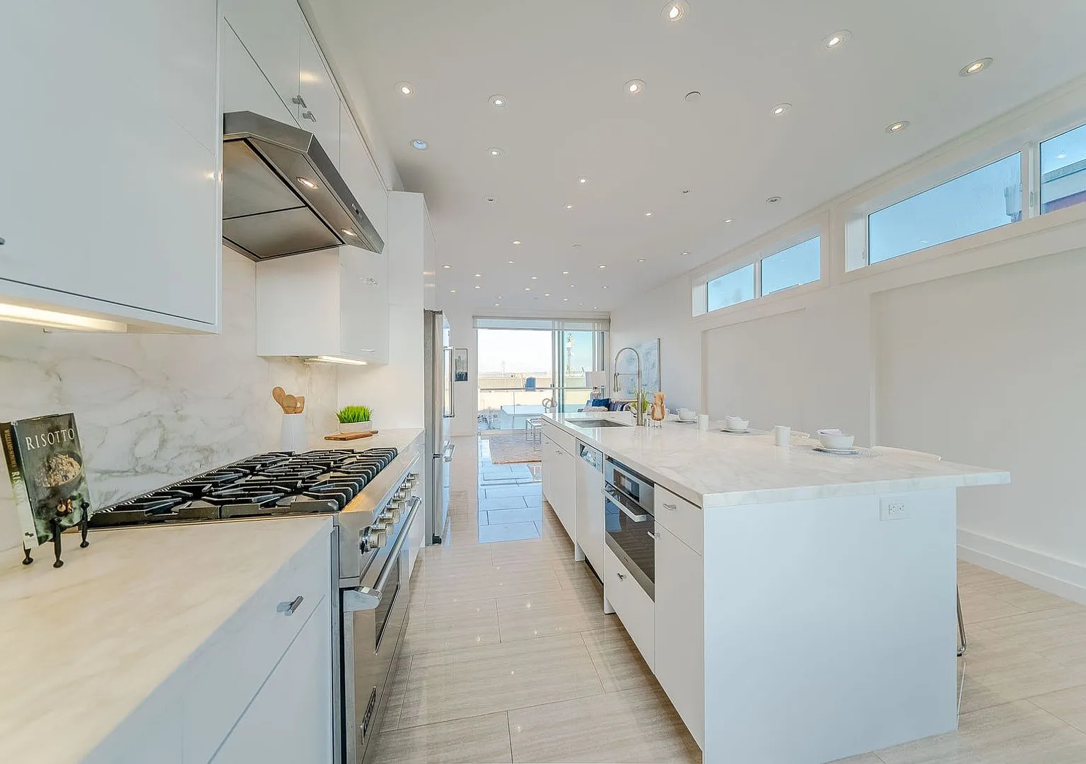 Telegraph Hill Luxury 3 Level, 3 Bed / 2 Bath Condo, 2 Decks, Views - A Must See! — Photo 4