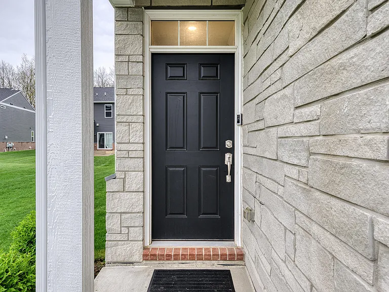 2832 Fairgrove Cres — Photo 3